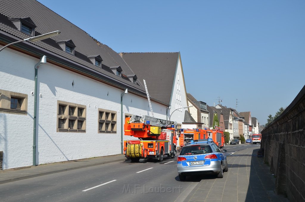 Feuer 3 Dachstuhlbrand Koeln Rath Heumar Gut Maarhausen Eilerstr P604.JPG